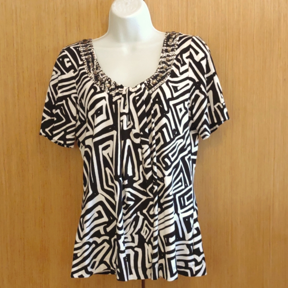 🎉🎉The ST. JOHN SZ M SS BLK/White Beaded Top.